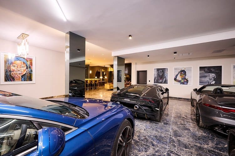 R48M Bryanston Luxury Home: Triple-Story Masterpiece with Panoramic View